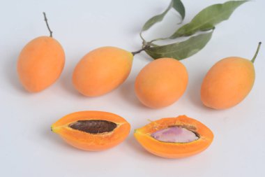 Hasır sepette tatlı Marian eriği ya da Plango. Sarı-turuncu renkli tropikal meyveler. Tayland meyveleri