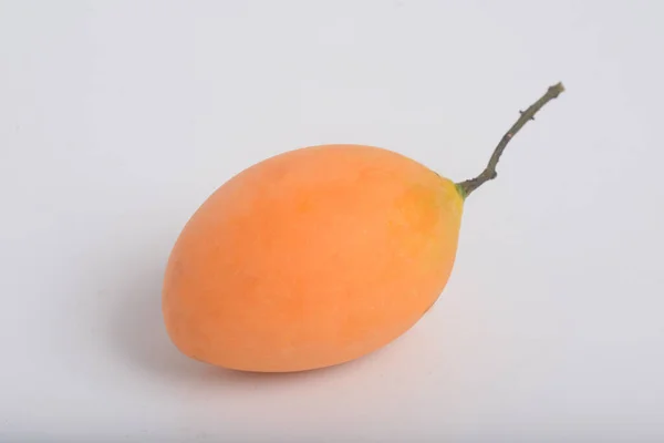 甘いマリアンプラムまたはプランゴをウィカーバスケットに入れます 黄橙色の熱帯果実 タイの果物 — ストック写真