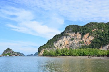 Ban Hin Rom Rıhtımı, yerel halkın ve yerel balıkçıların yaşam tarzına sahip başka bir güzel rıhtımdır. Phang Nga Körfezi 'ndeki adalara turlar için de açık.