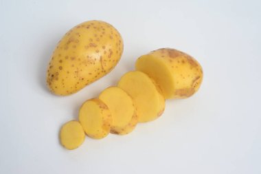 Patates, Amerika 'ya özgü bir sebze kökü, Solanum tüberosum bitkisinin nişastalı bir yumrusudur ve bitkinin kendisi, Solanaceae ailesinde daimi bir bitkidir..