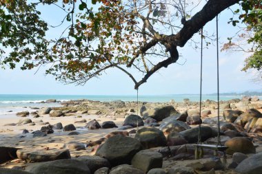 Khao Lak dinlenmek için nadir bulunan bir vaha sunuyor. Tropikal ormanların muhteşem bir kombinasyonu, deniz kıyısında güzel bir konaklama ve geniş beyaz kumlu plajlar.