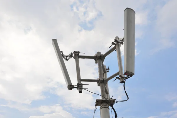 Çatıda cep telefonu sinyal yineleyici ekipman var.