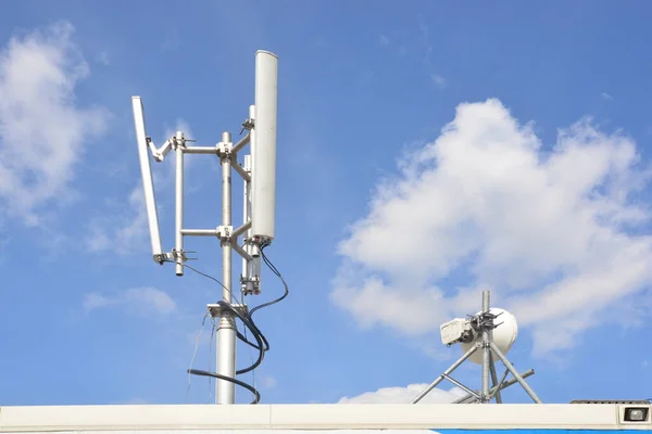 Оборудование Ретрансляции Сигналов Мобильного Телефона Крыше — стоковое фото