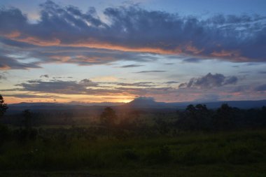 Sala Dusita Gündoğumu Bakış Açısı. Thung Salaeng Luang Milli Parkı (Nong Mae Na), Tayland 'ın Phetchabun ve Phitsanulok illerinde bulunur..
