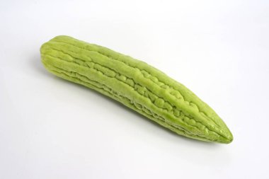 Beyaz arkaplanda acı kavun.