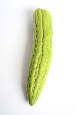 Beyaz arkaplanda acı kavun.