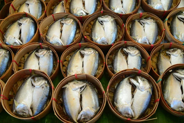 Tayland Yerel Pazarında Muz Yaprağında Buğulanmış Balık — Stok fotoğraf