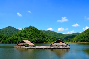 Ang Kep Nam Khao Wong 'un Tayland' ın Suphan Buri eyaletinde, Khao wong Gölü 'nde eski bir geleneksel evi var. Pang ung, Mae Hong Son Eyaleti, Tayland