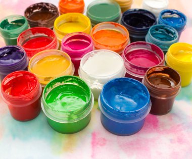 Fırçalar ve renkli arka plan üzerinde paleti.