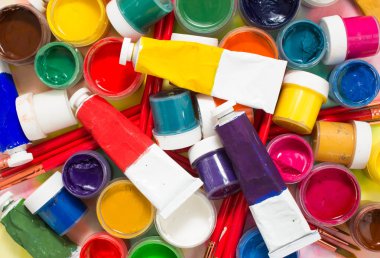 Fırçalar ve renkli arka plan üzerinde paleti.