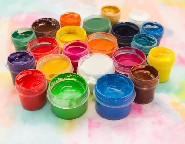 Tintas, pincéis e paleta sobre o fundo colorido . — Fotografia de Stock