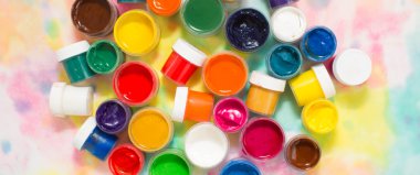 Fırçalar ve renkli arka plan üzerinde paleti. 