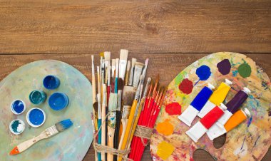 Fırçalar ve ahşap zemin üzerine palet. 