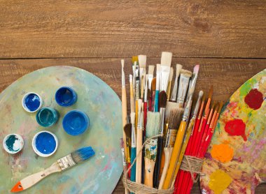 Fırçalar ve ahşap zemin üzerine palet. 