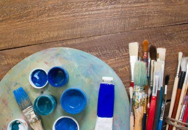 Fırçalar ve ahşap zemin üzerine palet. 