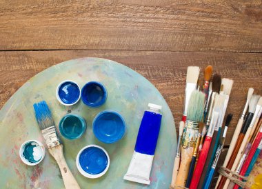 Fırçalar ve ahşap zemin üzerine palet. 