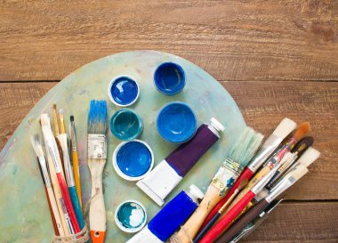 Fırçalar ve ahşap zemin üzerine palet. 