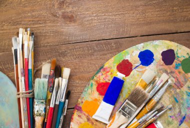 Fırçalar ve ahşap zemin üzerine palet. 