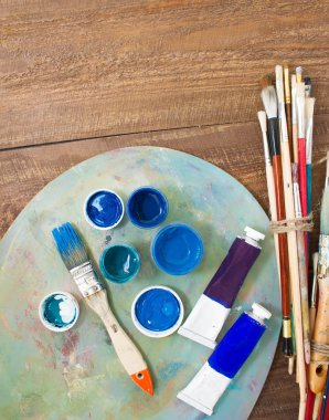 Fırçalar ve ahşap zemin üzerine palet. 