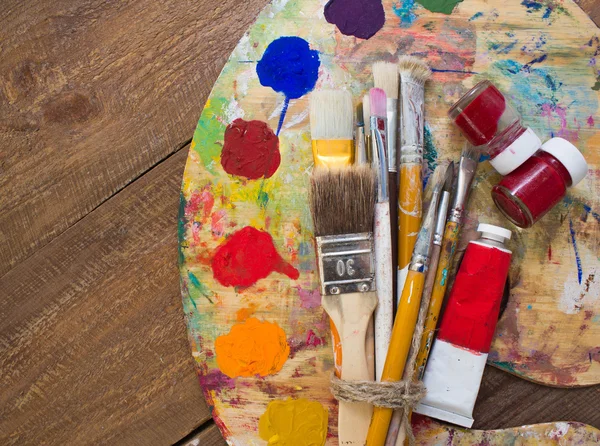 Farben, Pinsel und Palette auf dem Holzgrund. — Stockfoto
