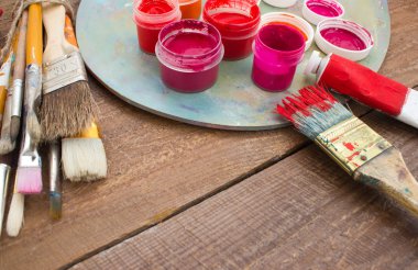 Fırçalar ve ahşap zemin üzerine palet. 