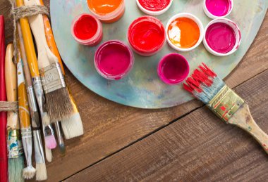 Fırçalar ve ahşap zemin üzerine palet. 