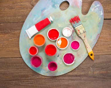 Fırçalar ve ahşap zemin üzerine palet. 