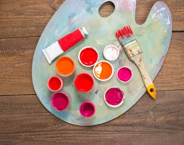 Fırçalar ve ahşap zemin üzerine palet. 