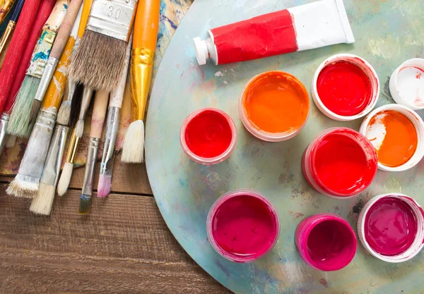 Fırçalar ve ahşap zemin üzerine palet. 