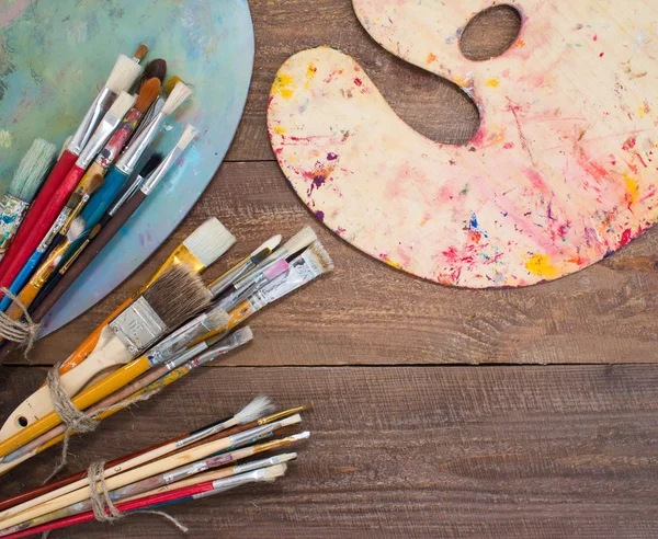 Colorful paints, brushes, palette on the wooden background. — Stock Photo, Image