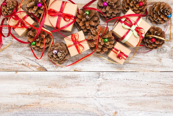 Fondo Navidad Año Nuevo Regalos Conos Sobre Fondo Madera — Foto de Stock