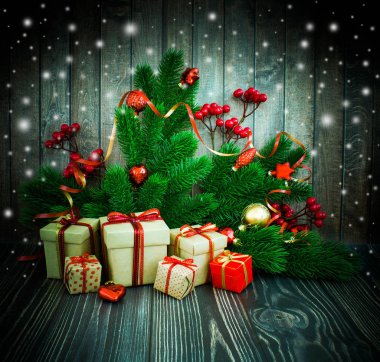 Noel şenlikli kartı: köknar ağacı dalları ile ahşap arka plan cam oyuncaklar