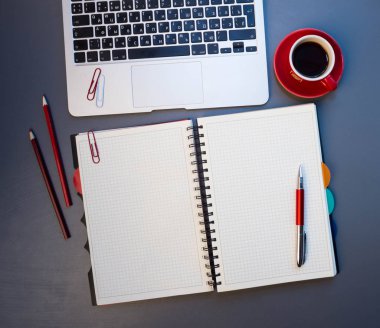 Modern işyeri dizüstü bilgisayar ile. Düz yatıyordu