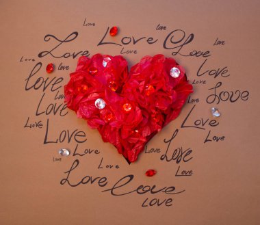 Elmas yazılı sözler bir kahverengi zemin üzerine kırmızı kalp.