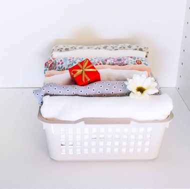 Çiçek ve hediye kutusu ile yığılmış havlu