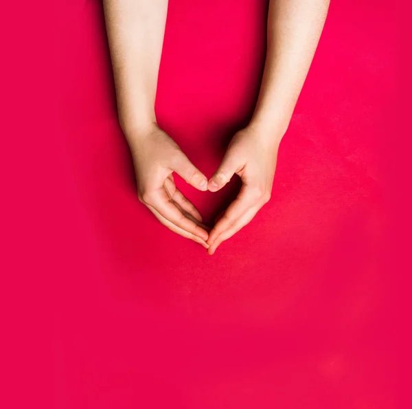 Tvar Srdce Ženskou Ručku Červeném Pozadí — Stock fotografie