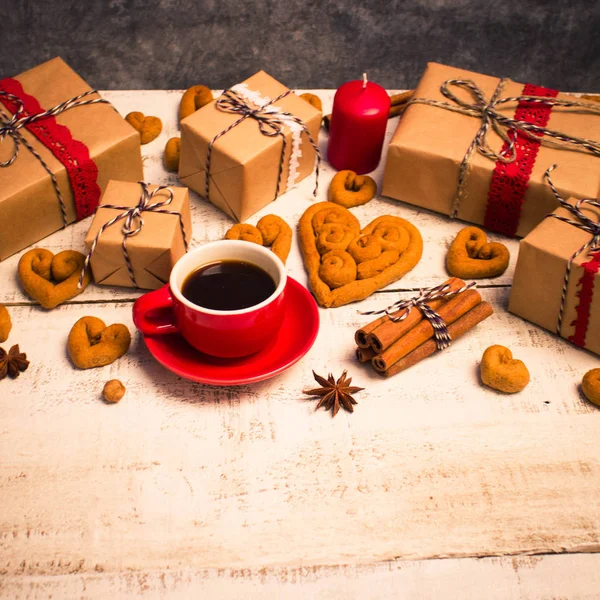 Piros kávéscsésze, cookie-kat, az alakja a szív és ajándékok — Stock Fotó