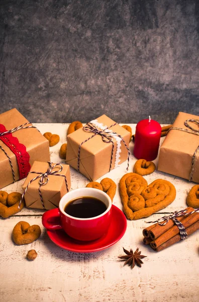 Чашка червоної кави, печиво у формі серця та подарунків — стокове фото