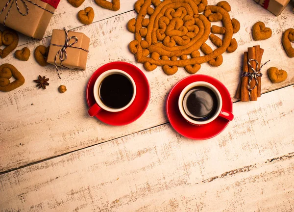Δύο φλιτζάνια καφέ κόκκινο, μπισκότα σε σχήμα δώρα και μια καρδιά — Φωτογραφία Αρχείου