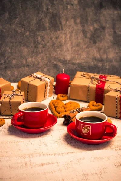 Two red coffee cups, cookies in the shape of a heart and gifts — Stock Photo, Image