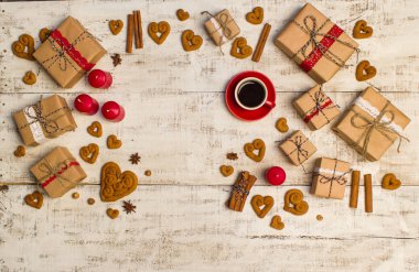 Kırmızı kahve fincanı, bir kalp ve hediyeler şeklinde kurabiye