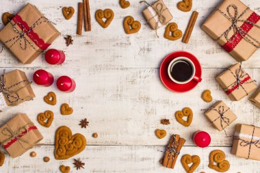 Kırmızı kahve fincanı, bir kalp ve hediyeler şeklinde kurabiye