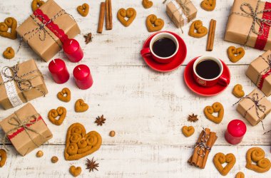 İki kırmızı kahve fincanı, bir kalp ve hediyeler şeklinde kurabiye 