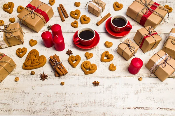 Két piros kávéscsészét, cookie-kat, az alakja a szív és ajándékok — Stock Fotó