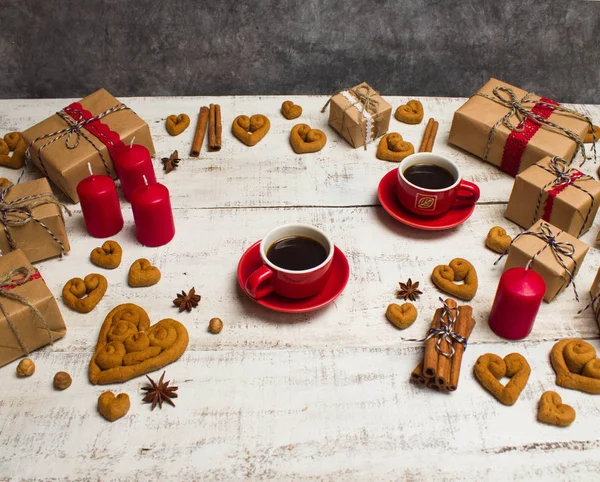 Két piros kávéscsészét, cookie-kat, az alakja a szív és ajándékok — Stock Fotó
