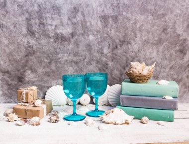 Mavi gözlük, kabukları, kitaplar, hediyeler