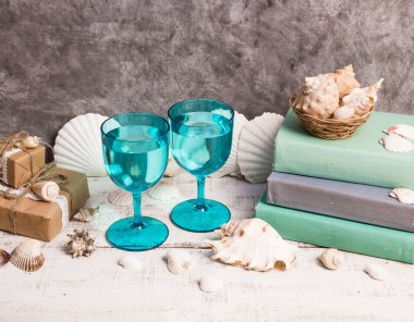 Mavi gözlük, kabukları, kitaplar, hediyeler