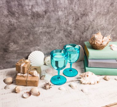 Mavi gözlük, kabukları, kitaplar, hediyeler