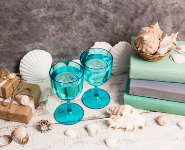 Mavi gözlük, kabukları, kitaplar, hediyeler