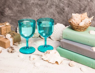 Mavi gözlük, kabukları, kitaplar, hediyeler